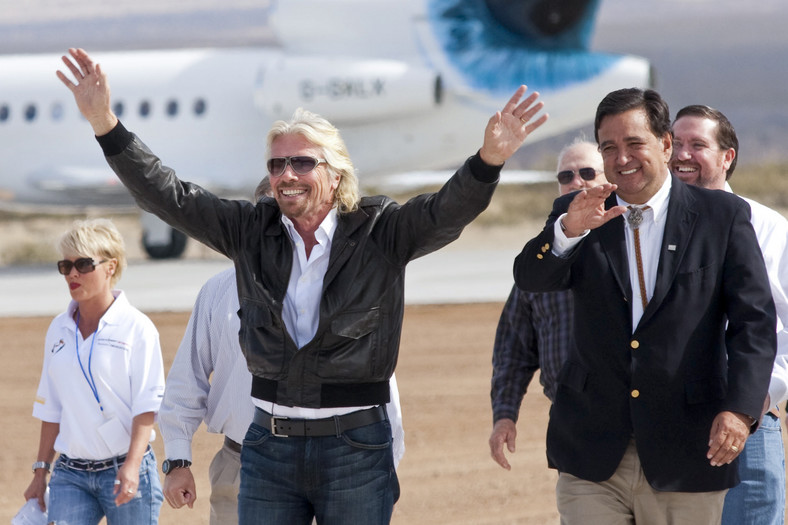 Richard Branson, właściciel Virgin Group na otwarciu pasu startowego Virgin Galactic Spaceport America