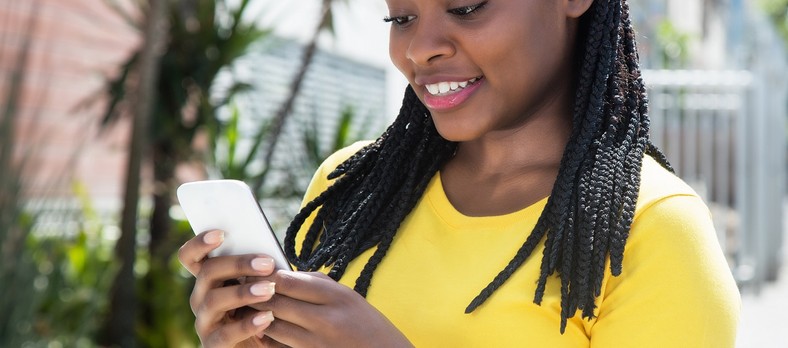 Girl texting(financialservicesmazars)