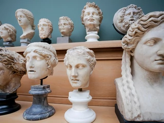 Marmurowe kopie rzymskich rzeźb, przedstawiające głowy cesarzy i bogów