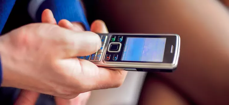Klasyczne telefony bezpieczniejsze od smartfonów? Specjalista obala mit