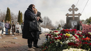 Rosjanie cały czas odwiedzają grób Aleksieja Nawalnego. Na cmentarzu pojawiła się matka opozycjonisty