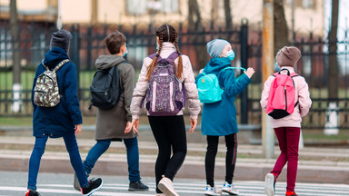 Wielka Brytania: Powrót do szkół. W Szkocji uczniowie szkół średnich będą musieli zasłaniać twarze