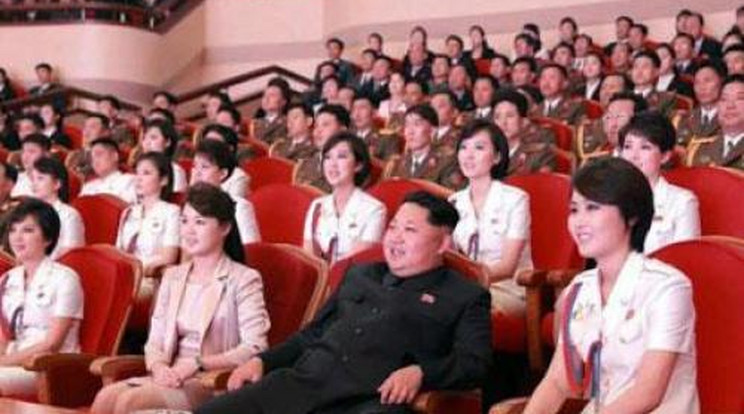 Felesége hasonmásaiból álló háremmel mulatott Kim Dzsong Un - Fotó!
