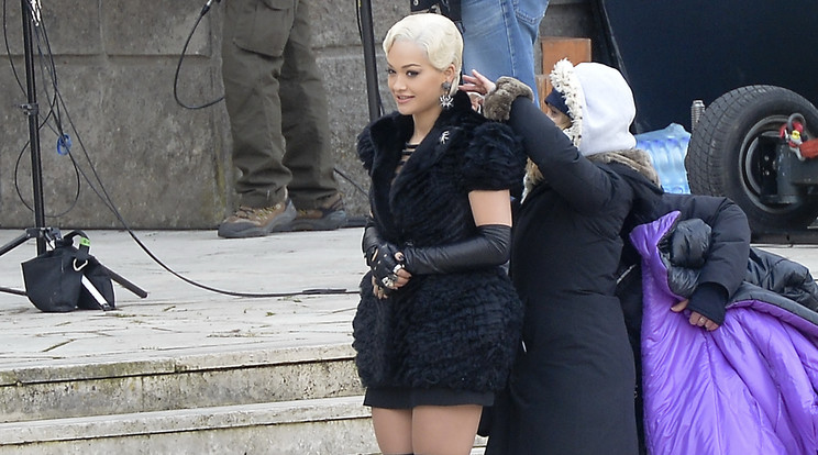 Rita Ora feneke kivillant a forgatáson / Fotó: Northfoto