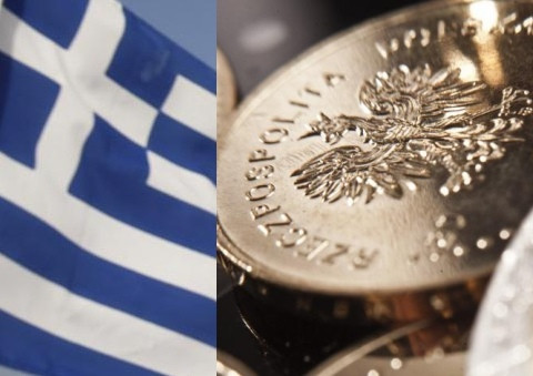 Flaga Grecji i polski złoty, fot. Bloomberg