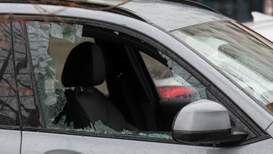 Pistolet i biżuteria warta 100 tys. zł skradzione z samochodu. Kradzież w centrum Warszawy