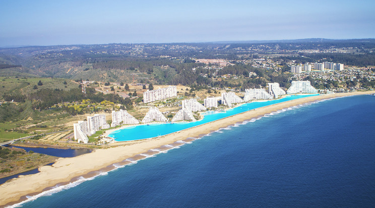 Az óriási medence a San Alfonso del Mar üdülőkomplexum vezetőinek a fejéből pattant ki /Fotó: Northfoto