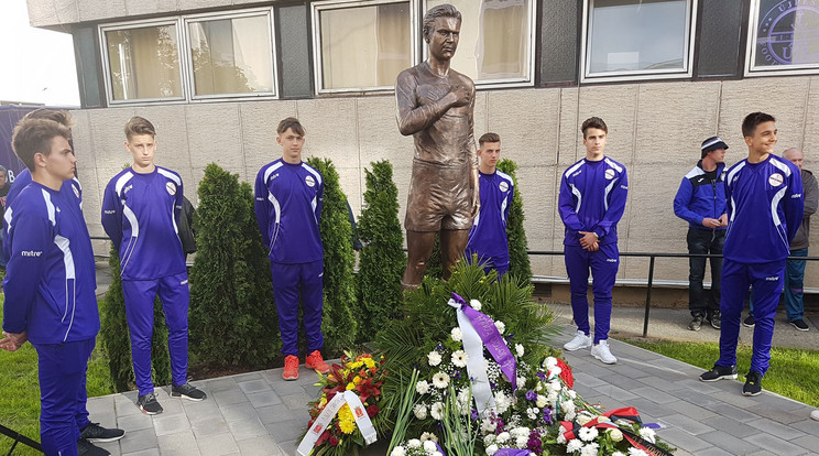 Szusza Ferenc szobra az újpesti stadion előtt/Fotó: Facebook