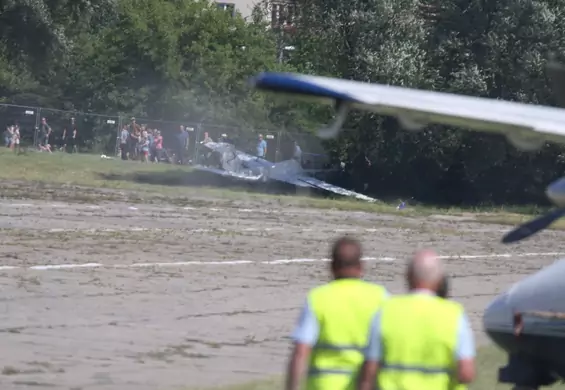 Wypadek podczas pikniku lotniczego w Krakowie. Życiu pilota nie zagraża niebezpieczeństwo