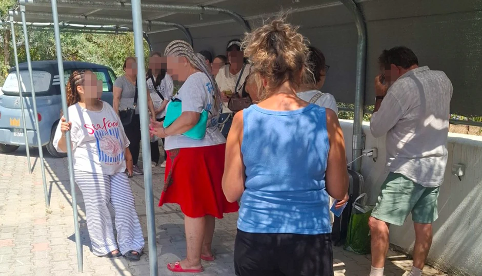 Srpski turisti traže zaklon od sunca dok čekaju rešenje
