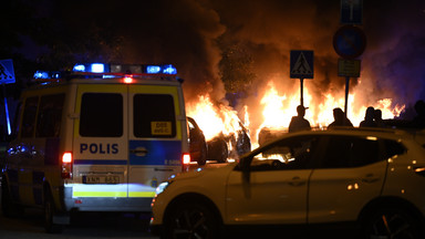 Nocne zamieszki w Szwecji. Chaos, ataki na policję i podpalone samochody [ZDJĘCIA, WIDEO]