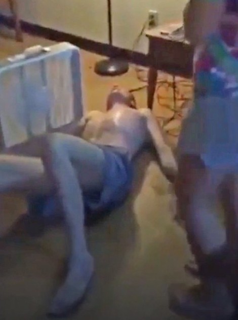 Otac je ležao na podu