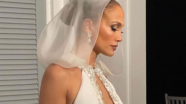 Jennifer Lopez miała aż trzy suknie ślubne. Co jedna, to piękniejsza! [FOTO]