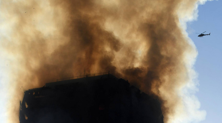 Órákig oltották a tüzet / Fotó: MTI