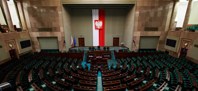 200 nadawców protestowało przeciwko "Lex Pilot". Rząd zasłania się wymogami Unii