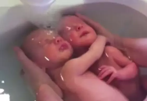 Wzruszające nagranie pierwszej kąpieli noworodków! Bliźniacy nie chcą się puścić