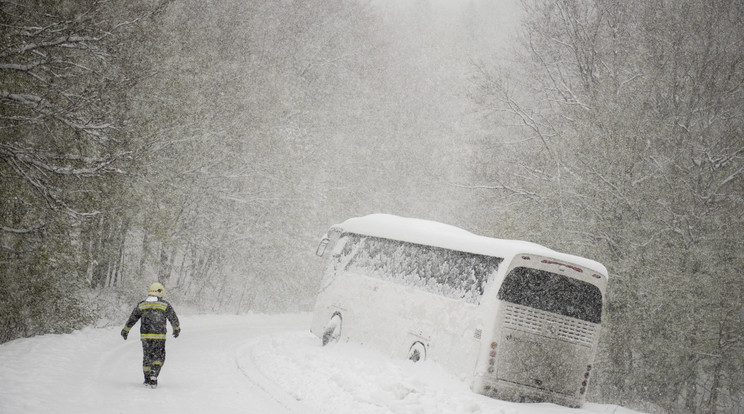 A Mátrában is gondot okoz a havazás, a busz is elakadt / Fotó: MTI - Komka Péter