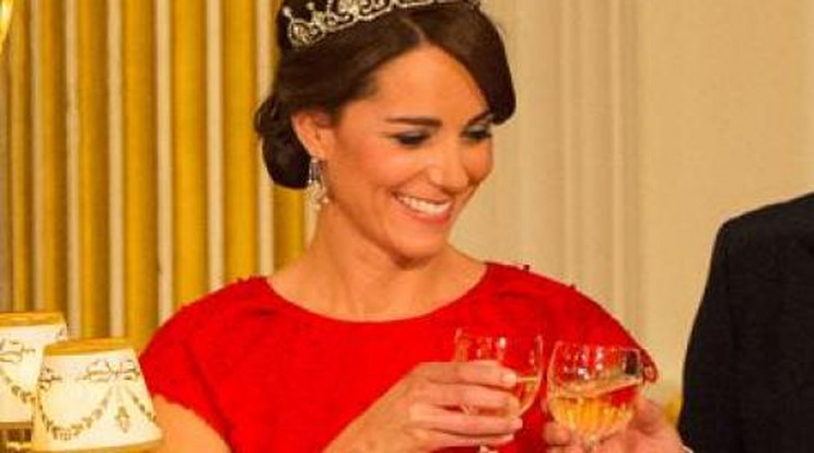 Ilyen elbűvölő a gyémánt tiarát viselő Katalin hercegné!