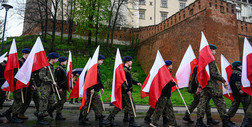 Defilada pojazdów wojskowych i lekcja śpiewania. Obchody 3 Maja w Krakowie