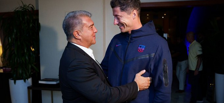 Lewandowski w serdecznym uścisku z prezesem Barcelony. Piękne ujęcia [WIDEO]