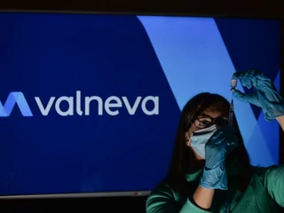Valneva, niewielka francuska firma zajmująca się dotąd m.in. pracami nad białkiem z owadów, stanęła do wyścigu o tytuł bohatera, który pokona wariant Omikron wirusa wywołującego chorobę COVID-19