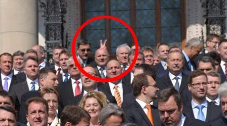 Szamárfüllel tették nevetségessé a Fidesz-KDNP közös fotóját!