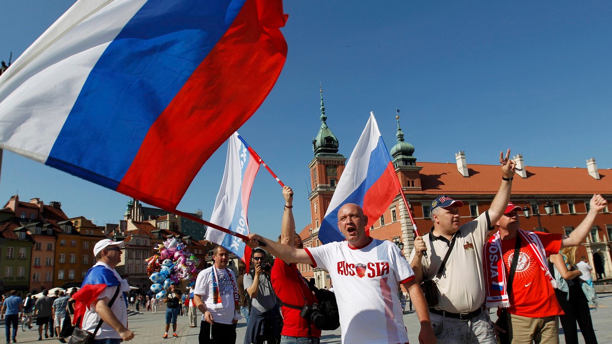 Dwaj wypuszczeni na wolność rosyjscy pseudokibice, którym sąd zawiesił kary, otrzymali nakaz opuszczenia Polski; wyjadą w konwoju Straży Granicznej; mają też pięcioletni zakaz wjazdu do krajów strefy Schengen - podała rzeczniczka wojewody mazowieckiego.