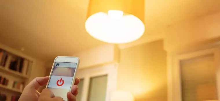 Smart żarówki - co można kupić, by sterować oświetleniem w domu?