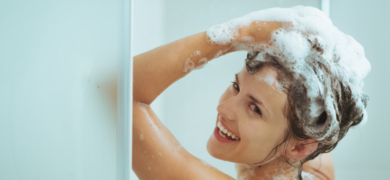Ekspert obala sześć mitów na temat mycia włosów. Zdradza jeden sekret