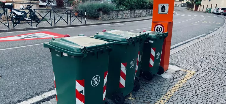 Fotoradar stojący przy śmietniku w Bolzano. Niespodzianka dla kierowców