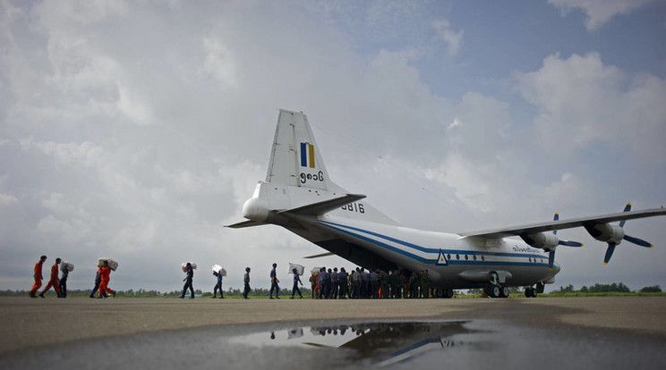 Myanmar Air Force Shaanxi Y-8 - ez a repülő zuhant le / Fotó: AFP