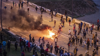 Nocny szturm na hiszpańską Ceutę. Imigranci zaatakowali policję broniącą przejścia granicznego