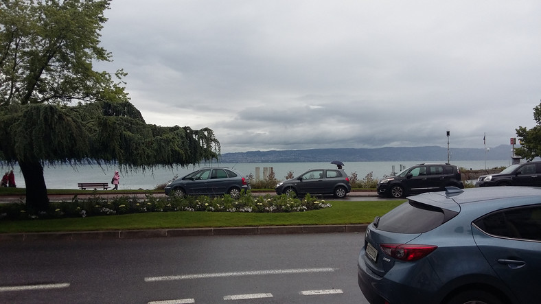 Widok na Jezioro Genewskie - po drugiej stronie jest już Szwajcaria