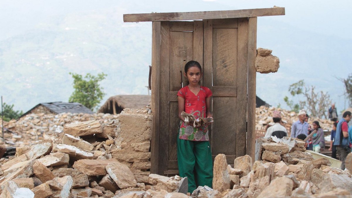 Podczas jednych z największych w historii konsultacji przeprowadzonych z dziećmi po katastrofie humanitarnej niemal 2 000 dzieci, które przeżyło trzęsienie ziemi w Nepalu, mówiło o poczuciu lęku i niepewności towarzyszących im każdego dnia. Mówiły o mieszkaniu w namiotach, w przepełnionych obozach, obawie przed zachorowaniem na skutek złych warunków sanitarnych, a także lęku o swoją przyszłość w przypadku niemożności powrotu do szkoły.