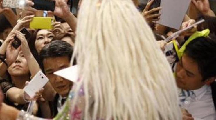 Tokióban mutogatja hátsóját Lady Gaga - fotók