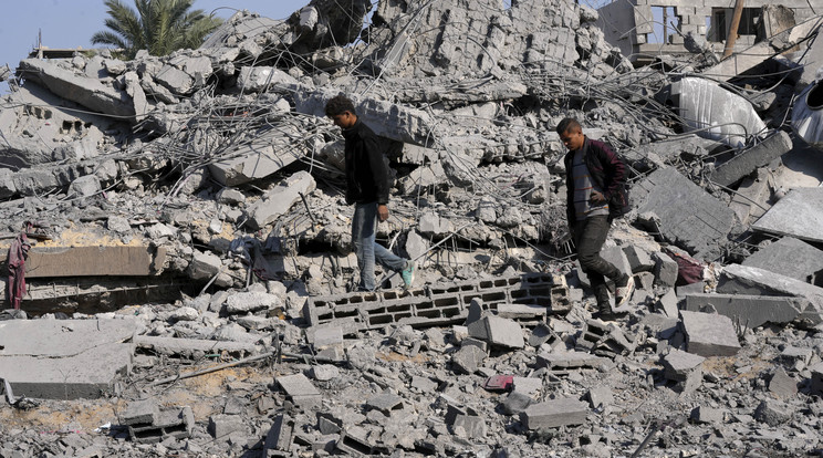 Palesztinok használható tárgyakat gyűjtenek össze egy izraeli légitámadásban megsemmisült épület romjai között a Gázai övezet középső részén levő Deir al-Balah városban 2023. december 29-én/Fotó: MTI/AP/Adel Hana