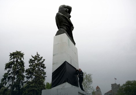 Црно платно око споменика