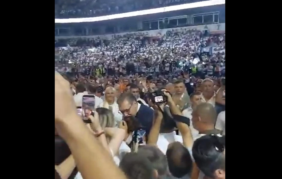 Vučić poljubio ćerku u Areni