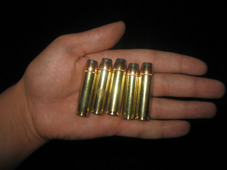 Amunicja do Smith & Wesson Model 500 w porównaniu do ludzkiej dłoni