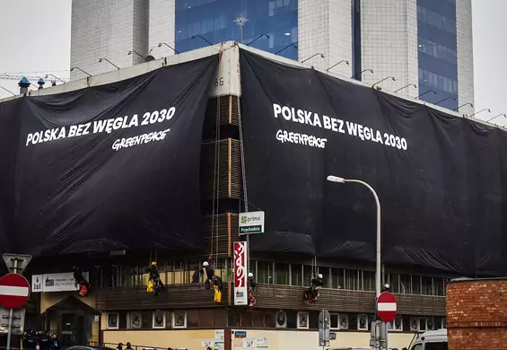 "Polska bez węgla 2030" - Greenpeace zasłonił siedziby PiS i PO czarnymi banerami