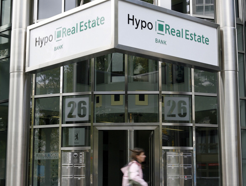 Hypo Real Estate Holding AG, zgodnie z wcześniejszymi przewidywaniami analityków, jako jedyny z 14 niemieckich egzaminowanych banków nie zdał europejskich testów wytrzymałości