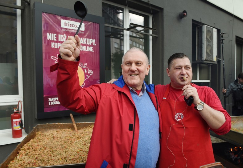 Przewodniczący OPZZ Jan Guz i finalista programu kulinarnego MasterChef Mariusz Szwed przygotowują gulasz dla uczestników demonstracji z okazji Święta Pracy, organizowanej przez OPZZ i SLD w Warszawie.