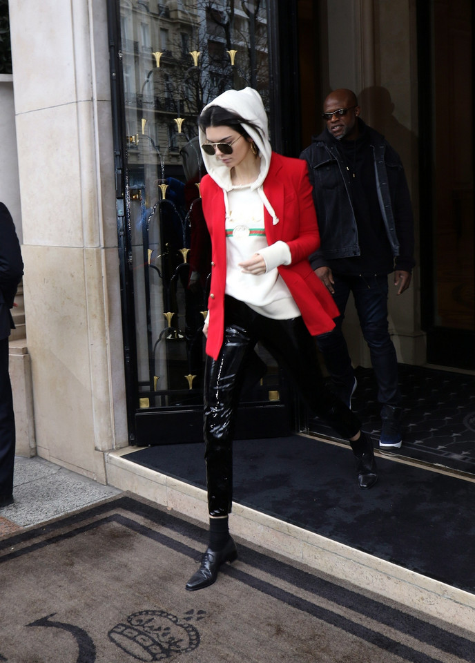 Kendall Jenner w czerwonej stylizacji w Paryżu, 2017