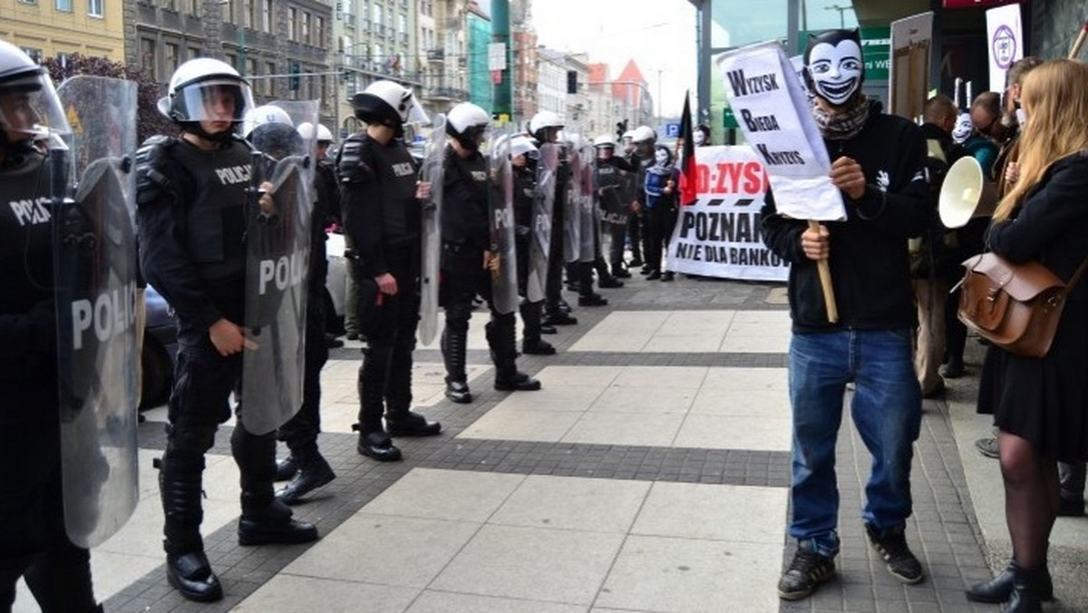 Interwencją policji w pełnym rynsztunku do walki z demonstracjami zakończył się pokojowy protest anarchistów w oddziale jednego z banków na Świętym Marcinie. Na szczęście obyło się bez konfrontacji.