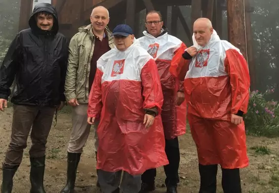 Jarosław Kaczyński z "ekipą" w górach. Nałożyli peleryny patriotyczne