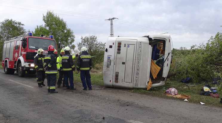 A balesetben 31 ember sérült meg, 28-at kórházba kellett szállítani.
Az egyik sérült súlyos koponyasérülést szenvedett. Egyelőre kérdés, miért kezdett kacskaringózni a jármű az úttesten /Fotó: MTI/ Donka Ferenc