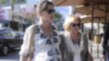 Milla Jovovich z dużym brzuchem spaceruje z mamą