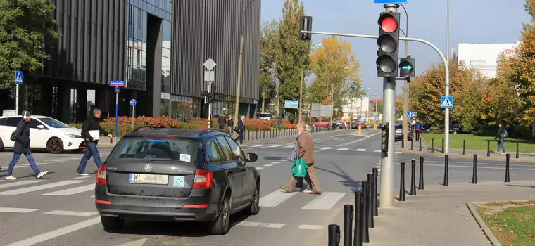 Zielona strzałka — zatrzymać się czy jechać?