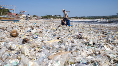 Plaże rajskiej wyspy Bali zasypane śmieciami. Koniec turystyki?