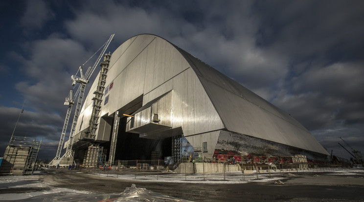 A felrobbant 
­csernobili 
atomerőmű 
fölé emelt 
szarkofág, a 
sugárzást figyelő rendszer 
is megbénult 
egy időre/Fotó:MTI